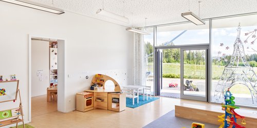 Beleuchtung im Spielzimmer Das Spielzimmer eines Kindergartens mit Akustikdecke und Pendelleuchten